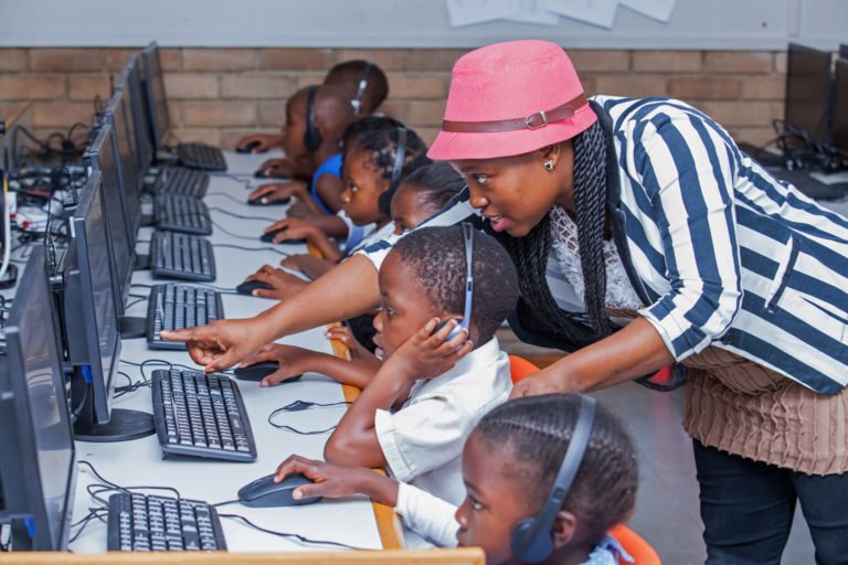 Transformer l’Avenir : Comment la Technologie Change la Vie des Enfants en Côte d’Ivoire
