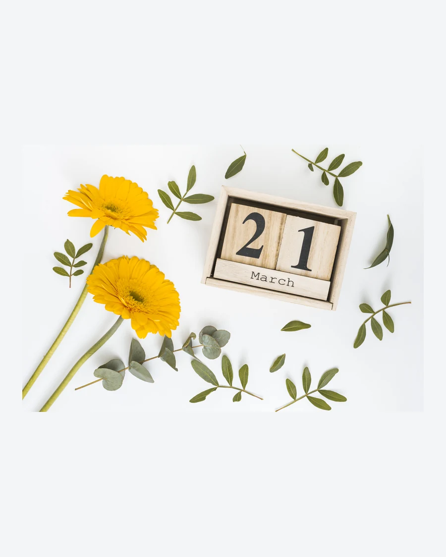 Calendrier à blocs en bois entouré de fleurs