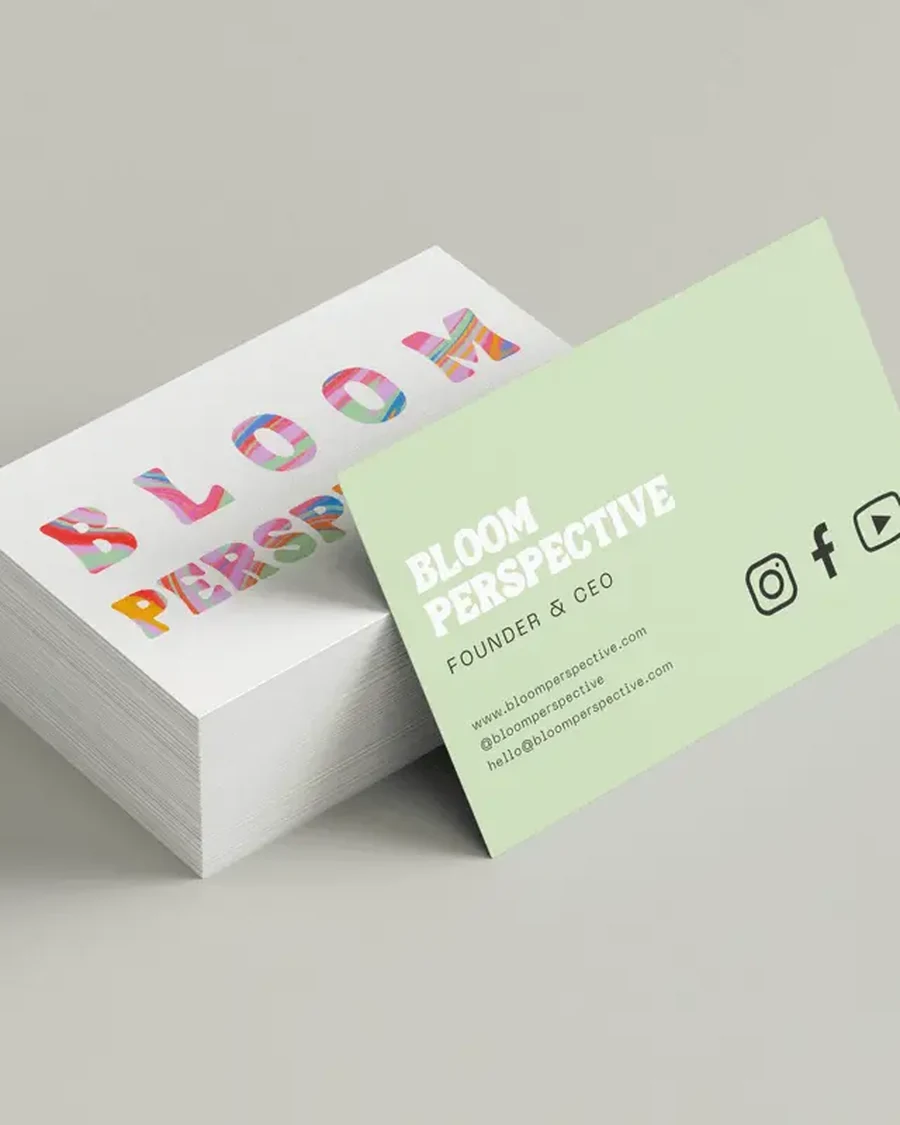 Cartes de visite colorées empilées