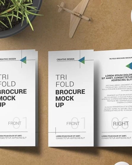 Maquette de brochure tri-volet sur un bureau