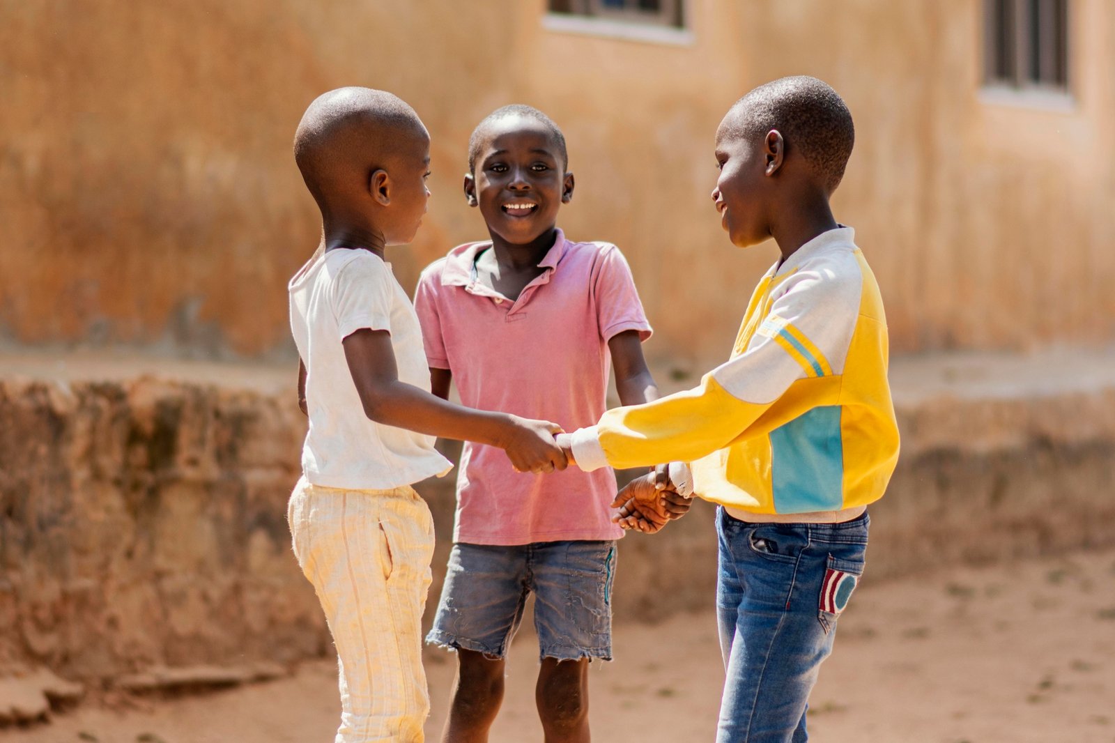 Des enfants du quartier devant la boutique Mascot