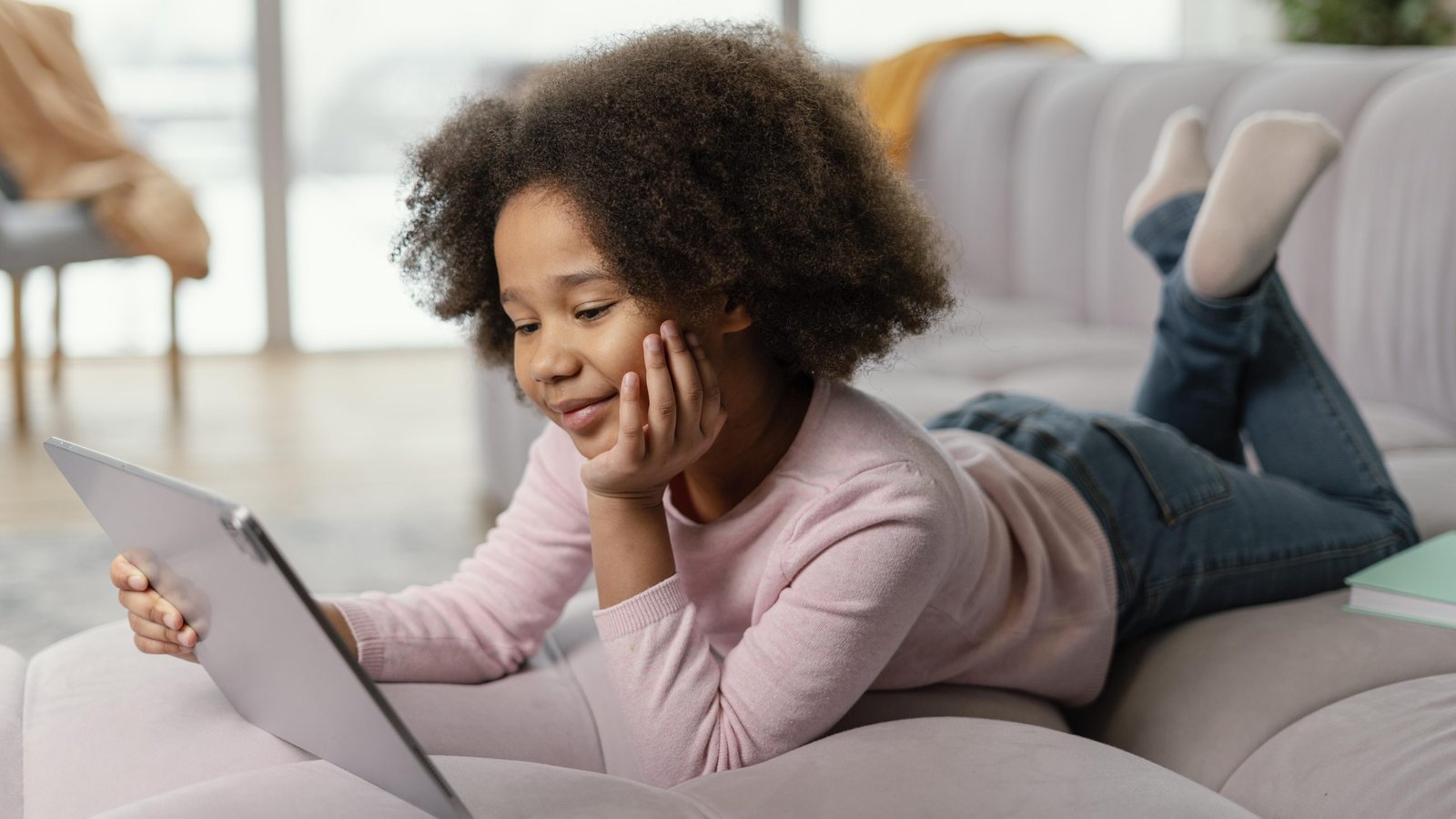 Une enfant sur un ordinateur portable — la technologie au quotidien