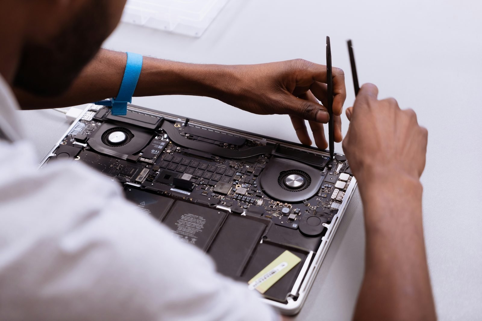 Entretien d'un MacBook à la pince de précision