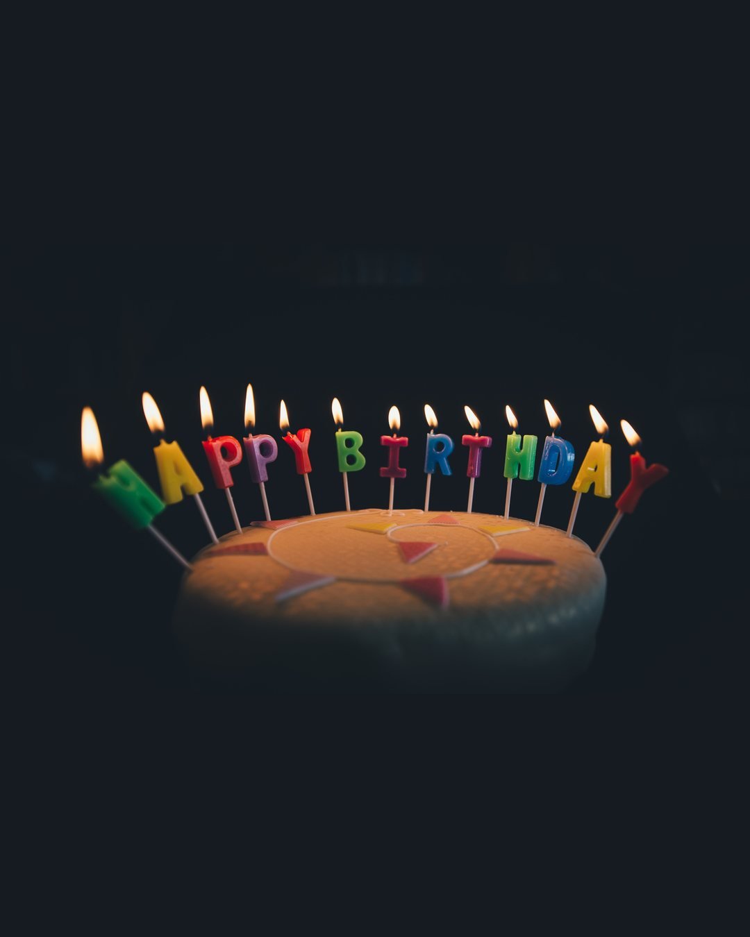 Gâteau d'anniversaire et bougies — tirages de fête